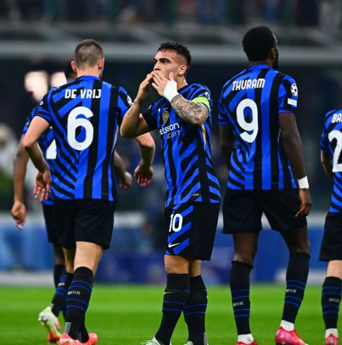 爱游戏app下载地址-意甲联赛场上一幕感人瞬间,球员因伤退出比赛