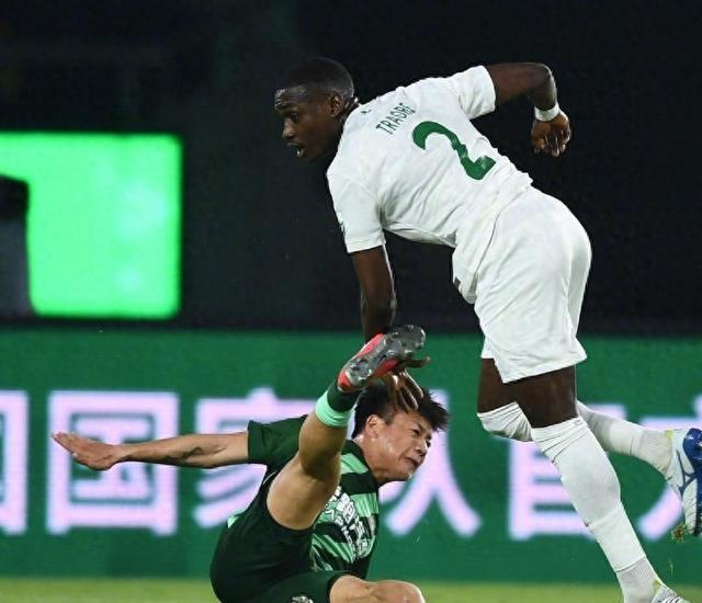 爱游戏网站-关于淘汰赛第二轮热门对决,实力碰撞引发关注的信息