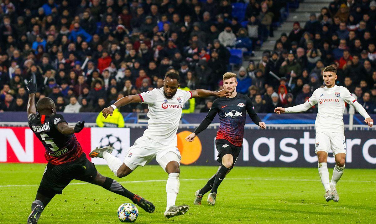 包含里昂连续三轮不敌对手，积分排名下滑的词条