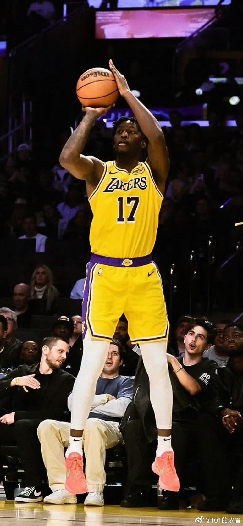 爱游戏投注-湖人队核心球员低迷状态结束,重回巅峰