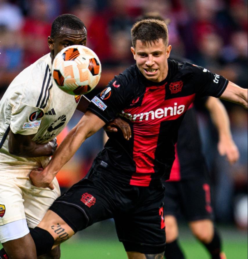 爱游戏官方入口-激动人心的足球比赛中球员争夺胜利