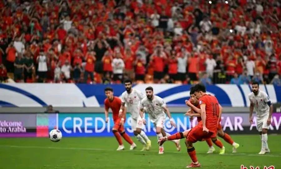 爱游戏在线登录-包含足球聚焦热门赛事,球员奋力拼搏的词条