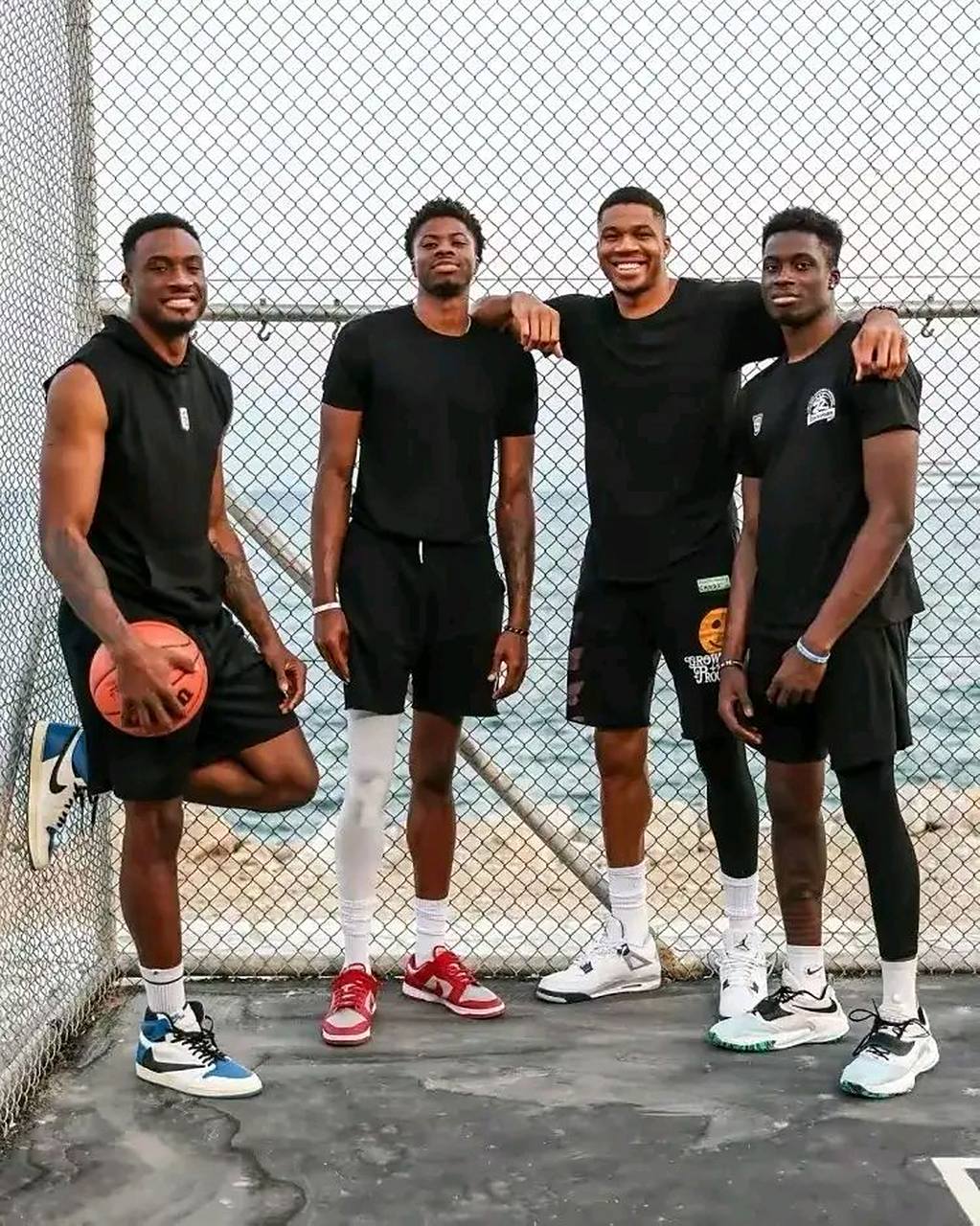 爱游戏入口-关于雄鹿胜灰熊,安特托昆博火力全开的信息